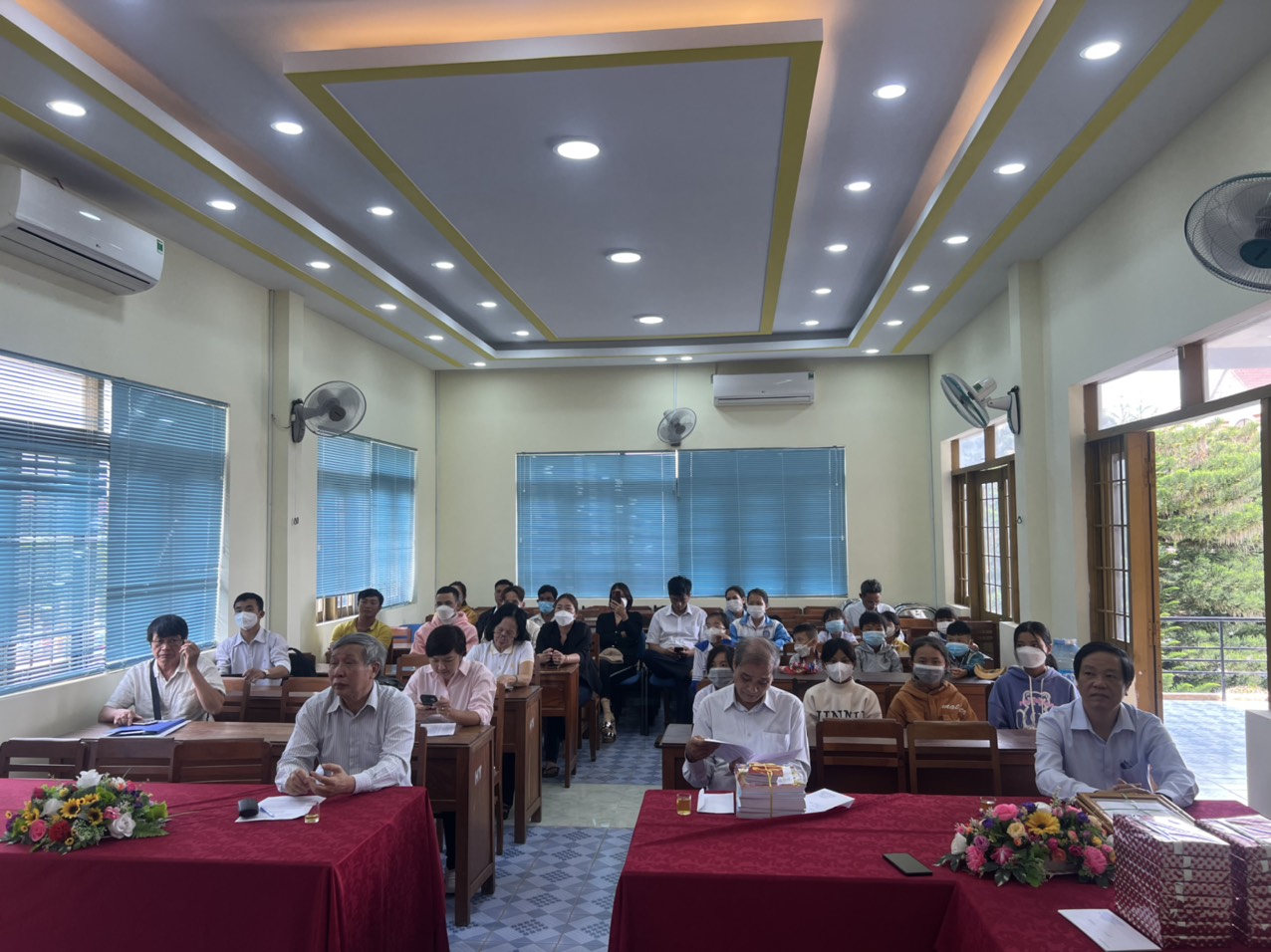 Hội Khuyến học tỉnh Đắk Lắk trao học bổng cho học sinh nghèo hiếu học tại huyện Ea Kar