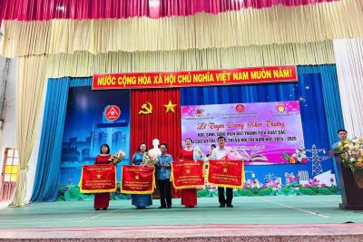 Huyện Ea Kar tuyên dương, khen thưởng học sinh và giáo viên đạt thành tích xuất sắc tại các kỳ thi, cuộc thi và hội thi năm học 2024-2025
