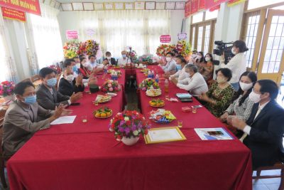 Ủy ban nhân dân huyện Ea Kar gặp mặt kỷ niệm 39 năm Ngày Nhà giáo Việt Nam (20/11/1982-20/11/2021).